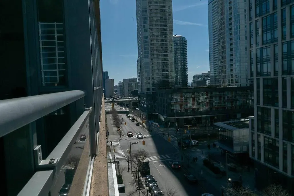 Apartment Beautiful And Central 3 Bedroom Condo With Parking Toronto