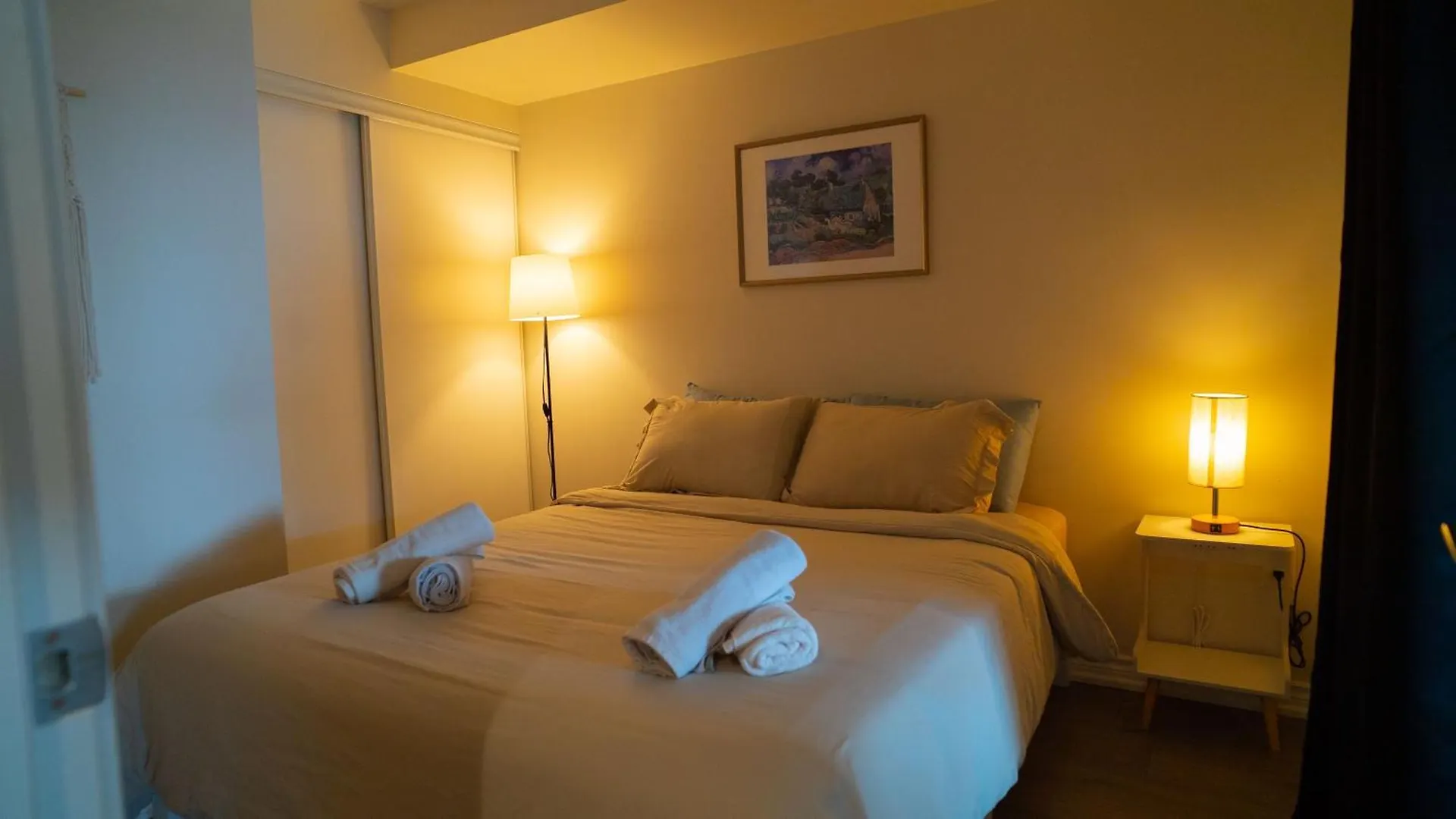 Beautiful And Central 3 Bedroom Condo With Parking Toronto 0*,  Canada