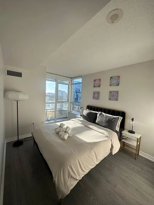Beautiful And Central 3 Bedroom Condo With Parking Toronto
