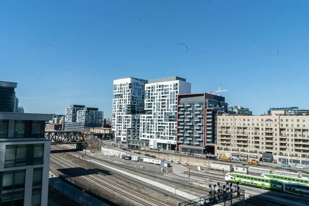 Beautiful And Central 3 Bedroom Condo With Parking Toronto Apartment