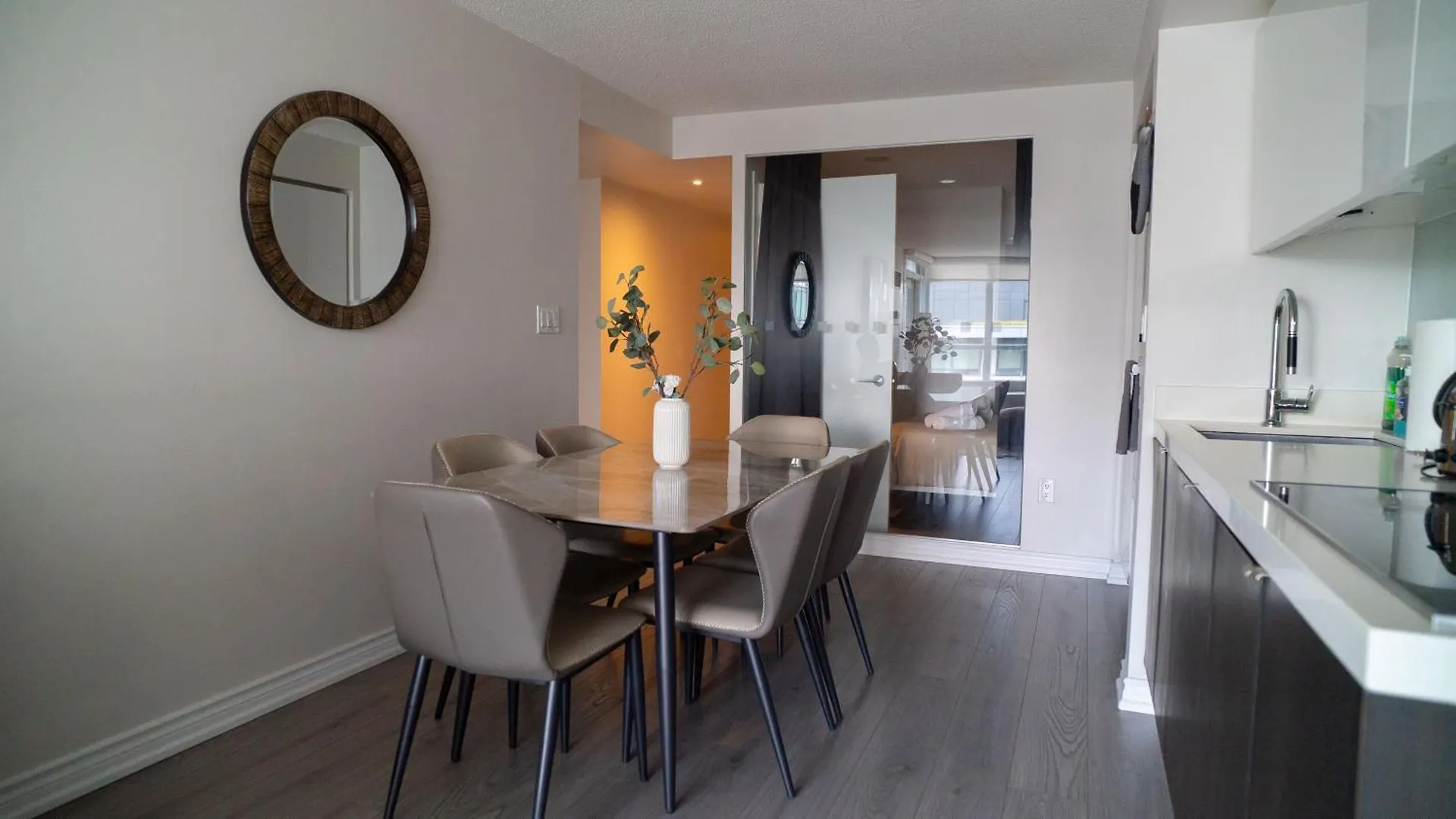 Apartment Beautiful And Central 3 Bedroom Condo With Parking Toronto