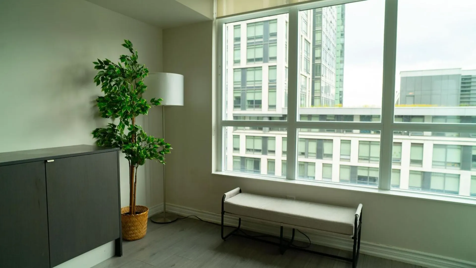 Beautiful And Central 3 Bedroom Condo With Parking Toronto Apartment
