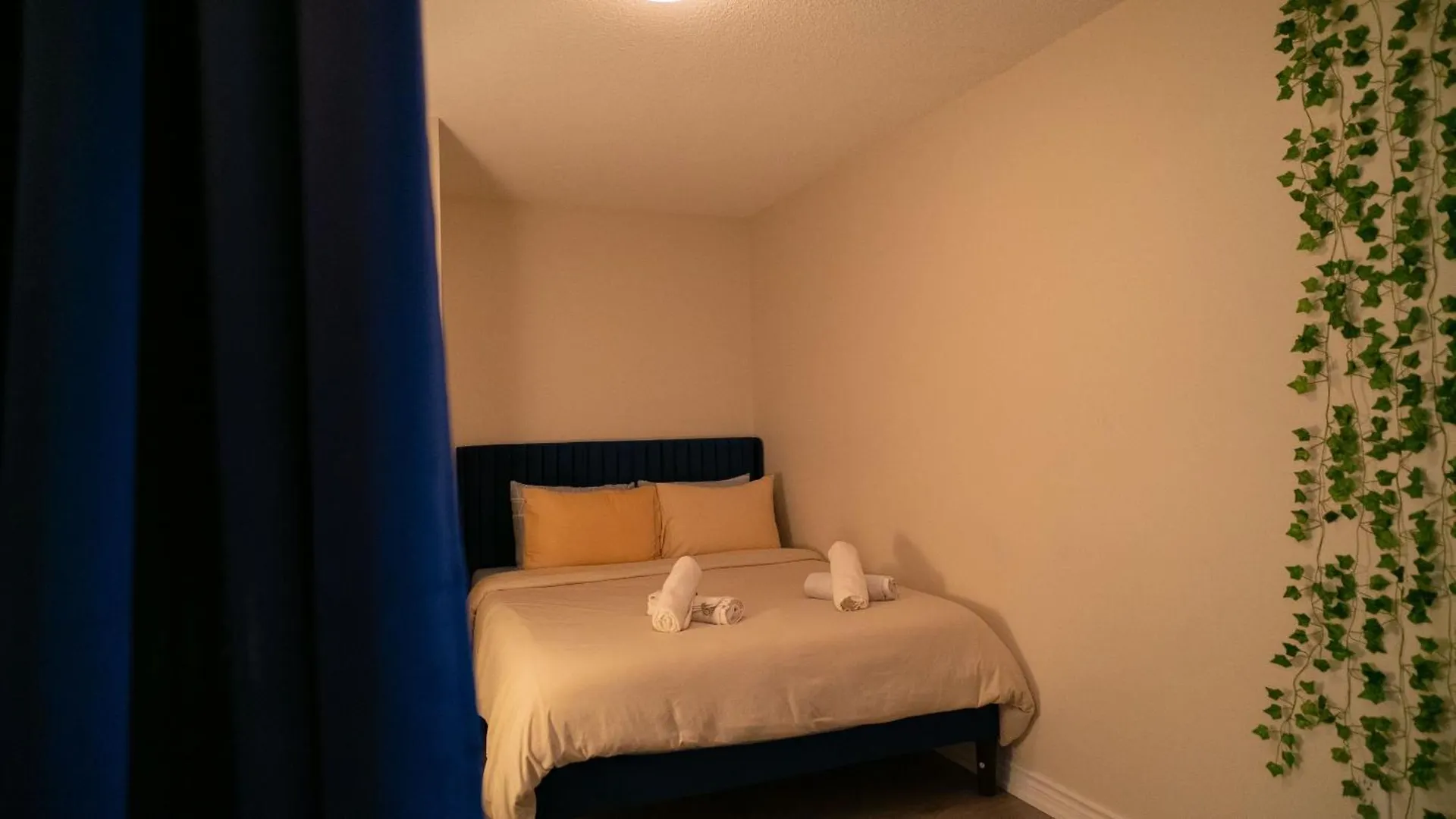 Beautiful And Central 3 Bedroom Condo With Parking Toronto 0*,  Canada