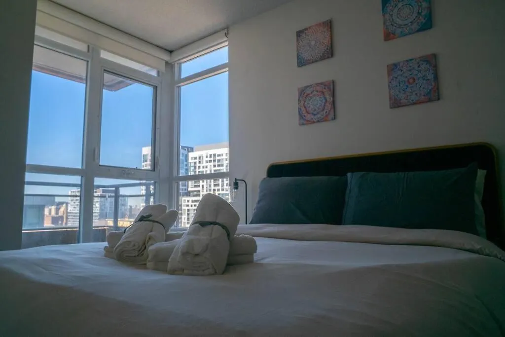 Beautiful And Central 3 Bedroom Condo With Parking Toronto Canada