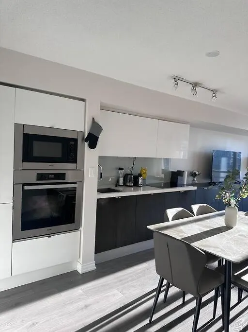 Apartment Beautiful And Central 3 Bedroom Condo With Parking Toronto