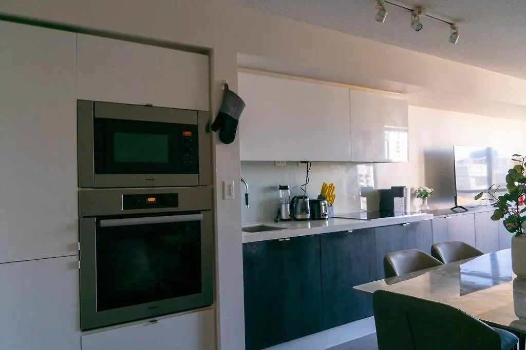 Beautiful And Central 3 Bedroom Condo With Parking Toronto 0*,
