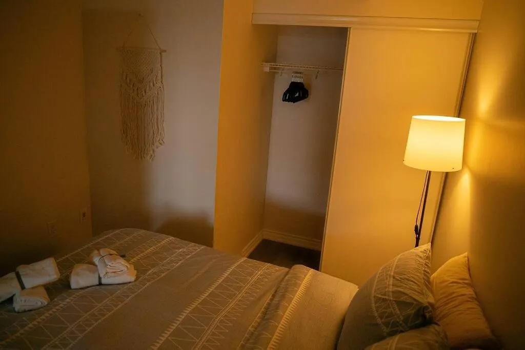 Apartment Beautiful And Central 3 Bedroom Condo With Parking Toronto