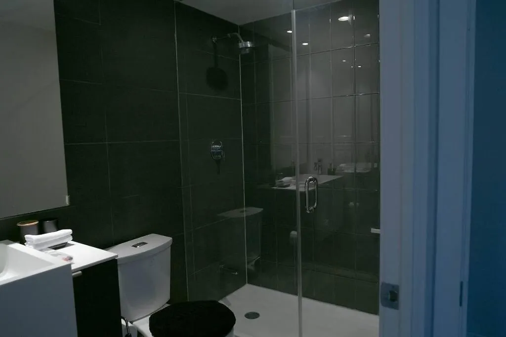 Beautiful And Central 3 Bedroom Condo With Parking Τορόντο