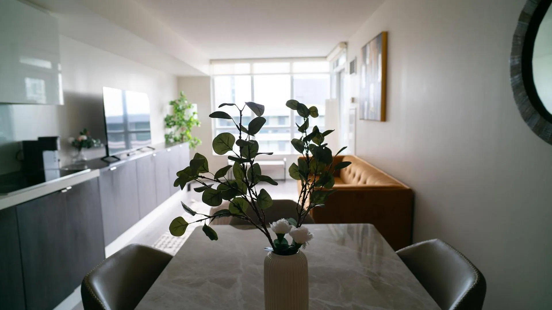 Beautiful And Central 3 Bedroom Condo With Parking Τορόντο 0*,  Καναδάς