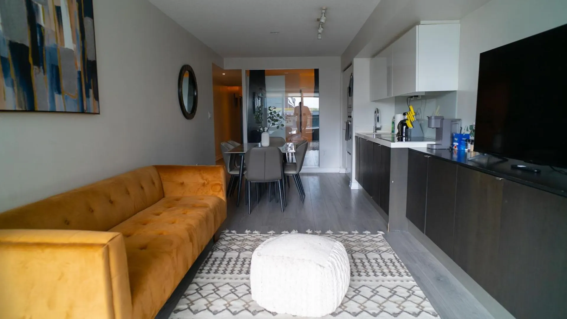 Beautiful And Central 3 Bedroom Condo With Parking Τορόντο Διαμέρισμα