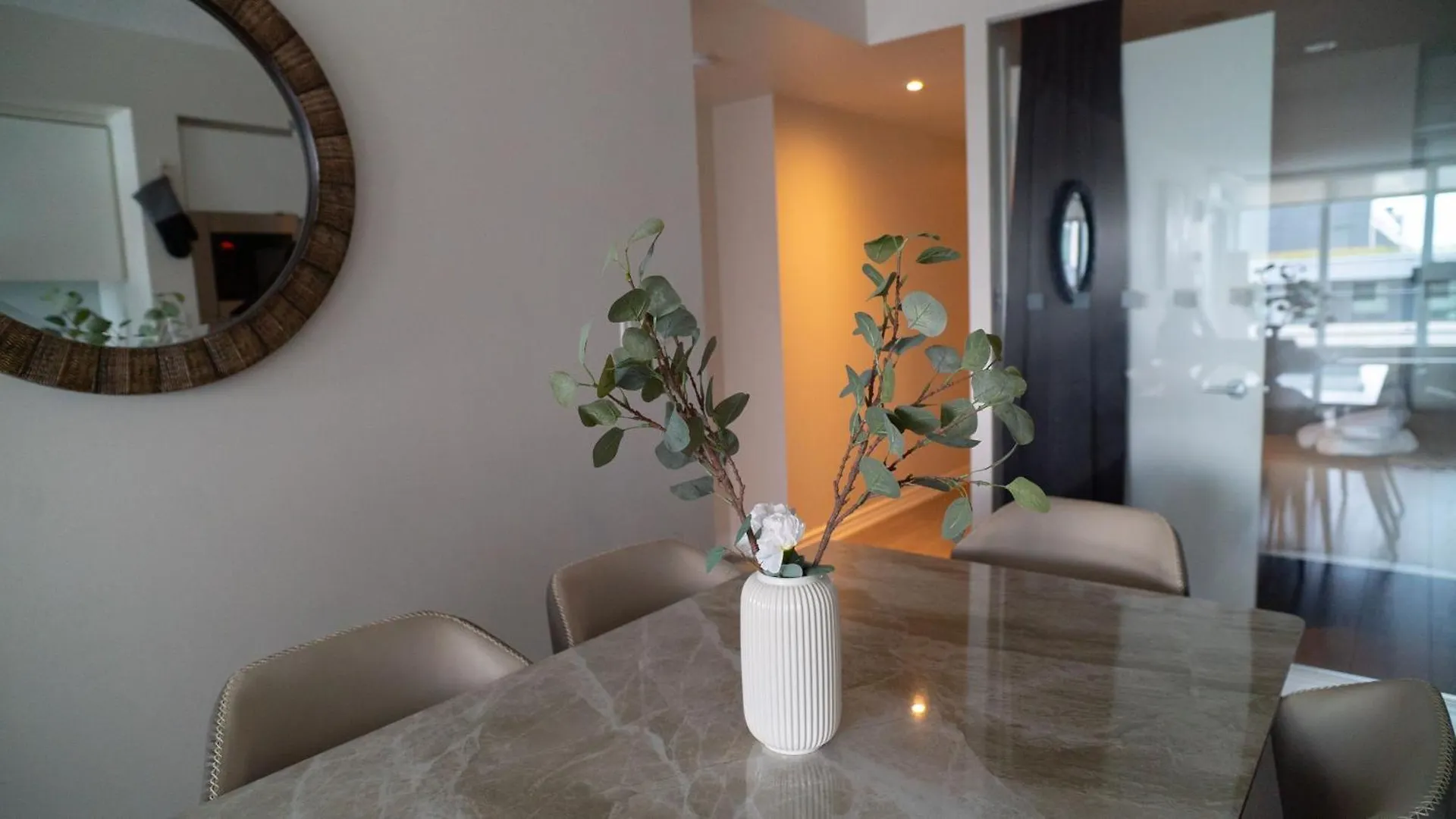 Beautiful And Central 3 Bedroom Condo With Parking Τορόντο 0*,