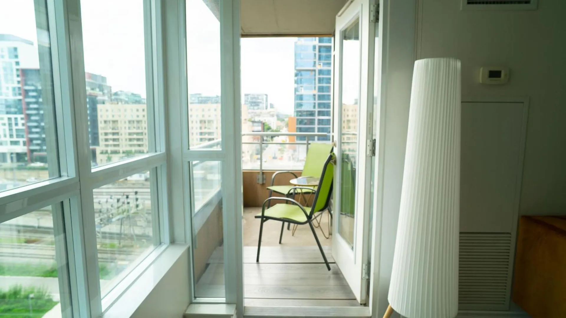 Beautiful And Central 3 Bedroom Condo With Parking Τορόντο Διαμέρισμα