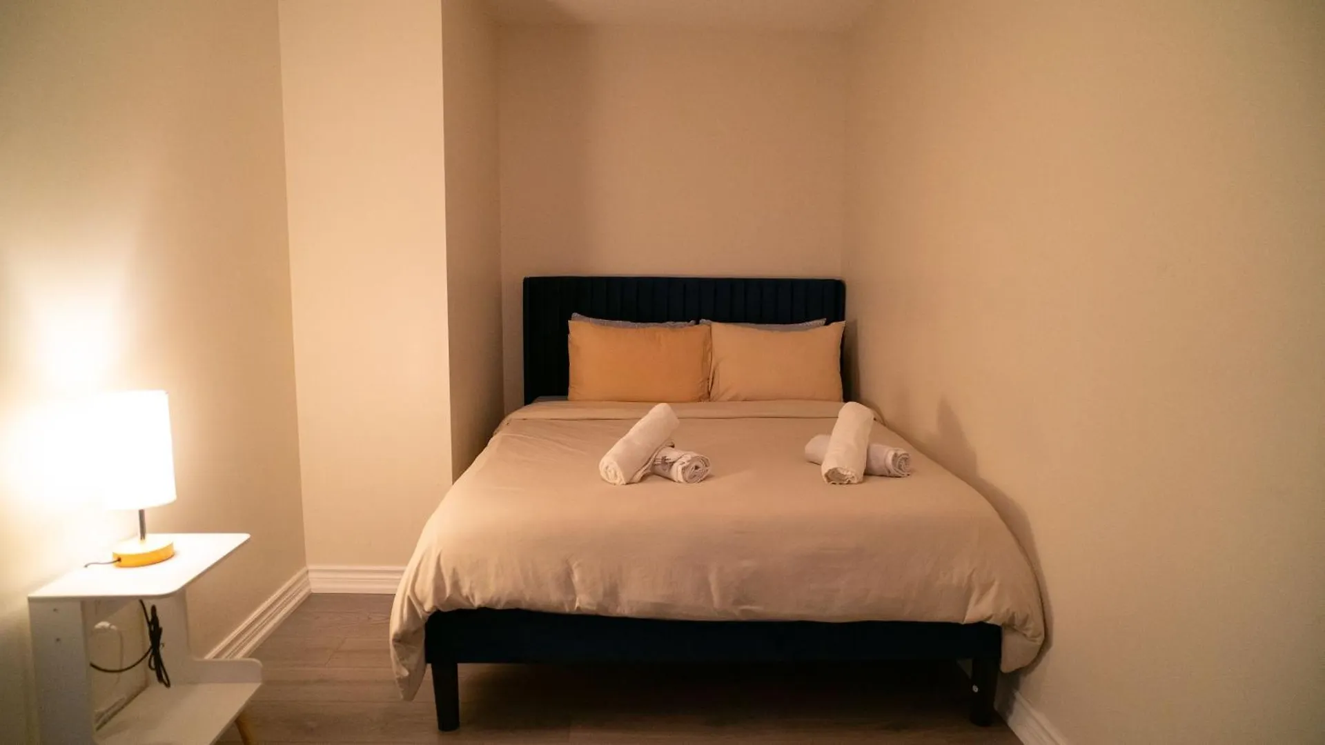 Beautiful And Central 3 Bedroom Condo With Parking Τορόντο Διαμέρισμα